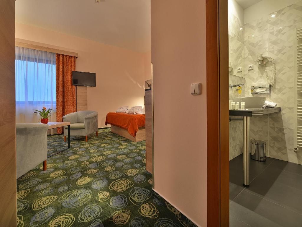 Ramada Airport Hotel Prague фото 69