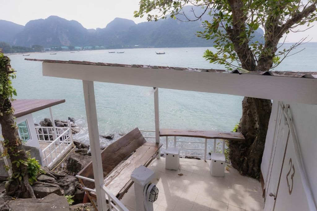Phi Phi Cozy SeaFront Resort фото 39