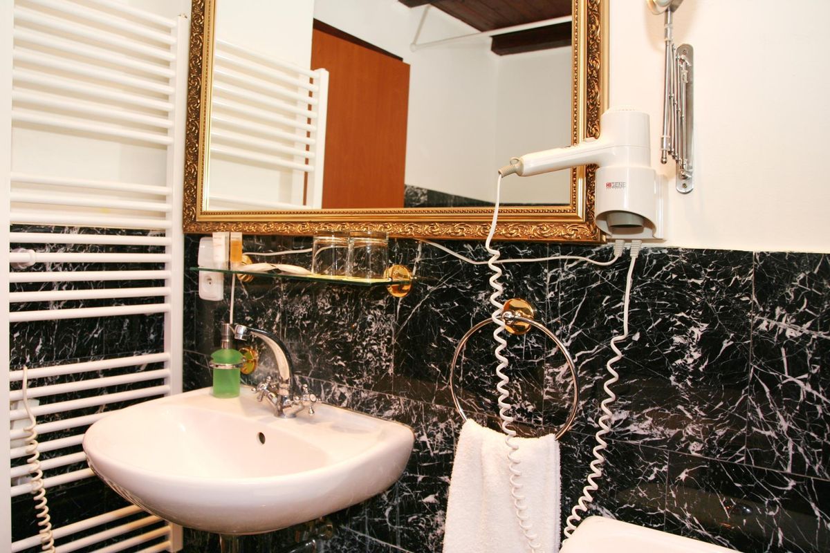 King Charles Boutique Residence фото 7