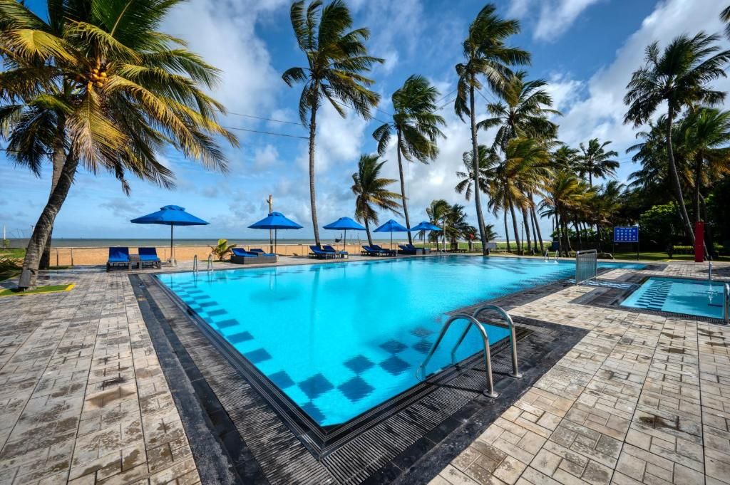 Camelot Beach Hotel фото 1