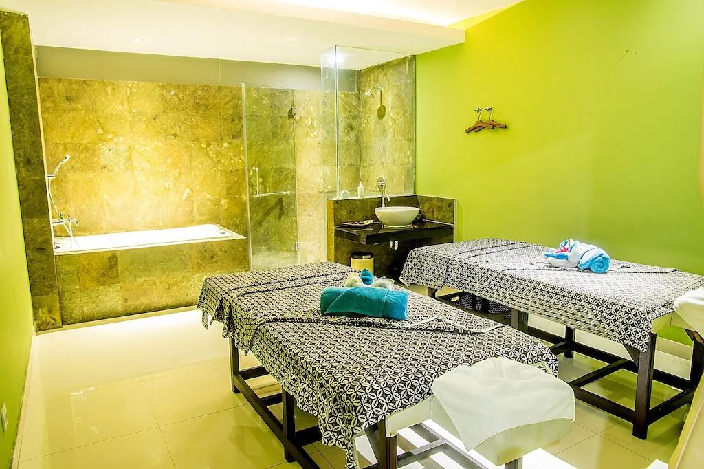 Famous Hotel Kuta фото 14