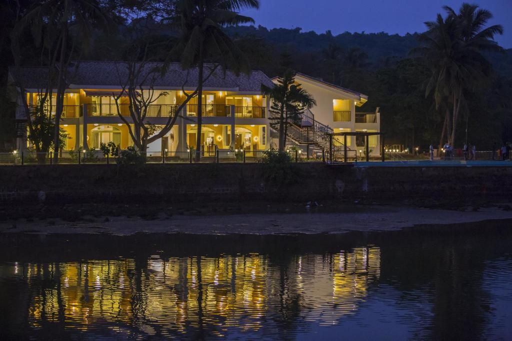 Acron Waterfront Resort фото 74