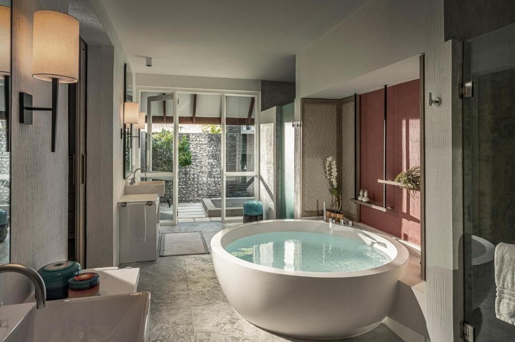 Four Seasons Resort Maldives at Landaa Giraavaru фото 65