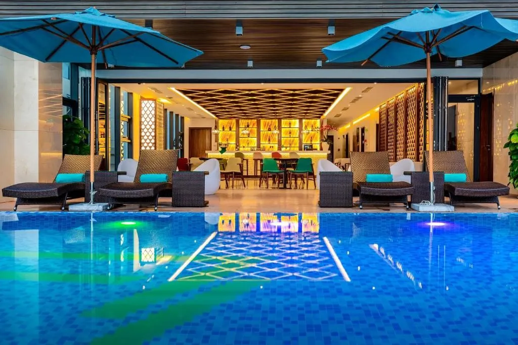 Maximilan Danang Beach Hotel фото 1