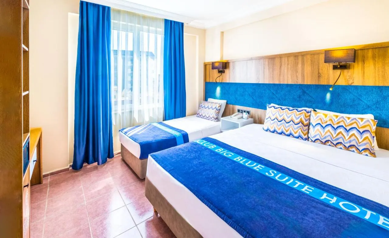 Club Big Blue Suit Hotel фото 1