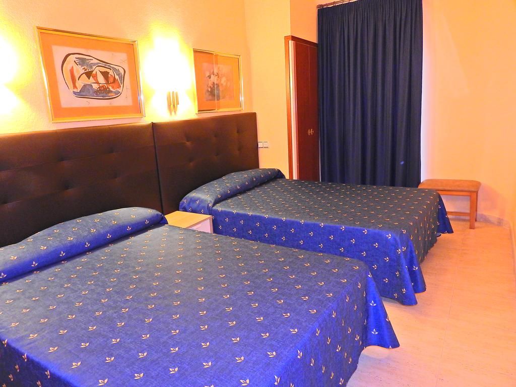 Хостел «Hostal Bonavista» фото 1