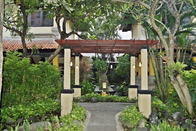 Royal Tunjung Hotel & Villa Legian фото 8