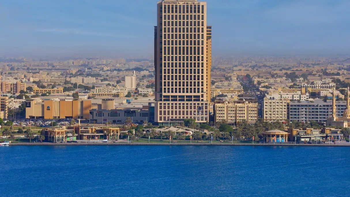 DoubleTree by Hilton Sharjah Waterfront Hotel & Residences фото 0