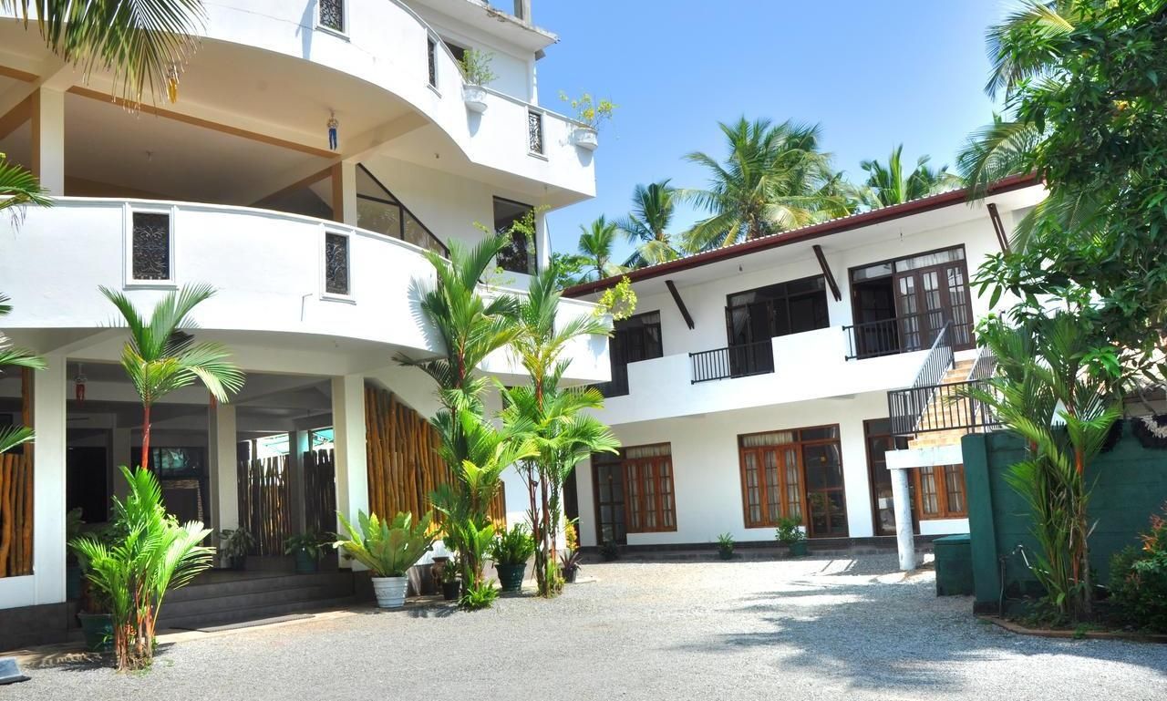Green Shadows Beach Hotel фото 1
