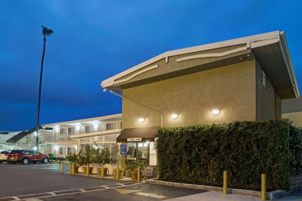 Super 8 by Wyndham Los Angeles-Culver City Area фото 4
