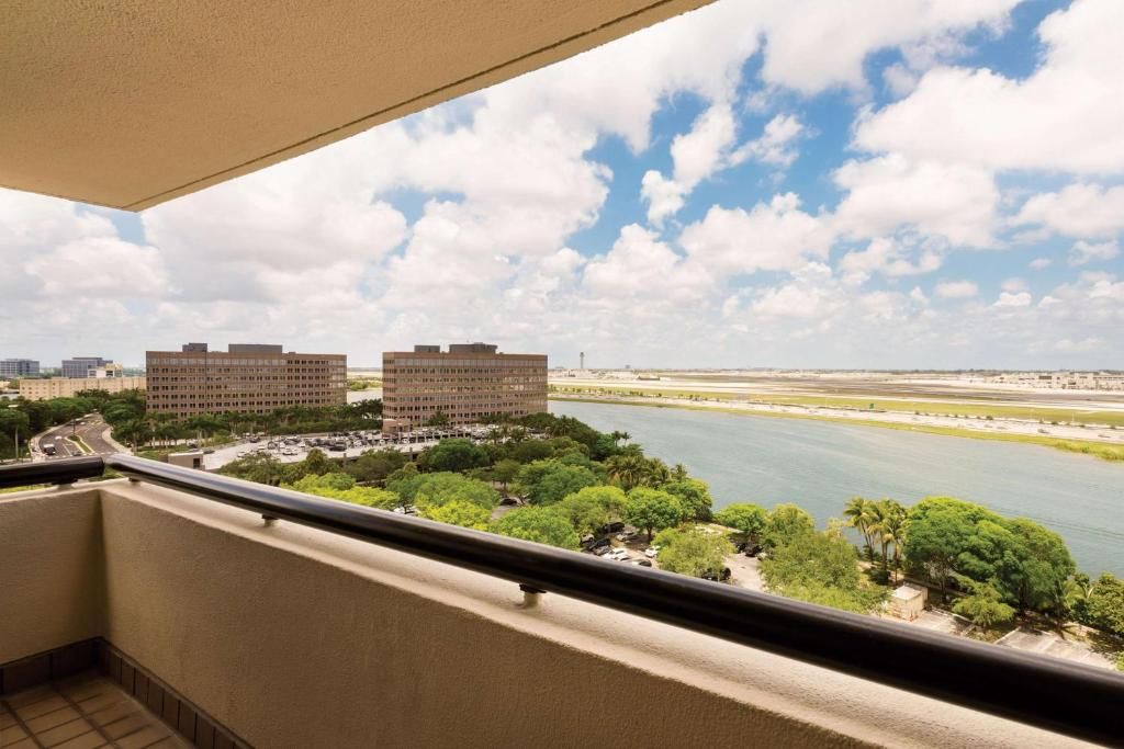 Hilton Miami Airport Blue Lagoon фото 42