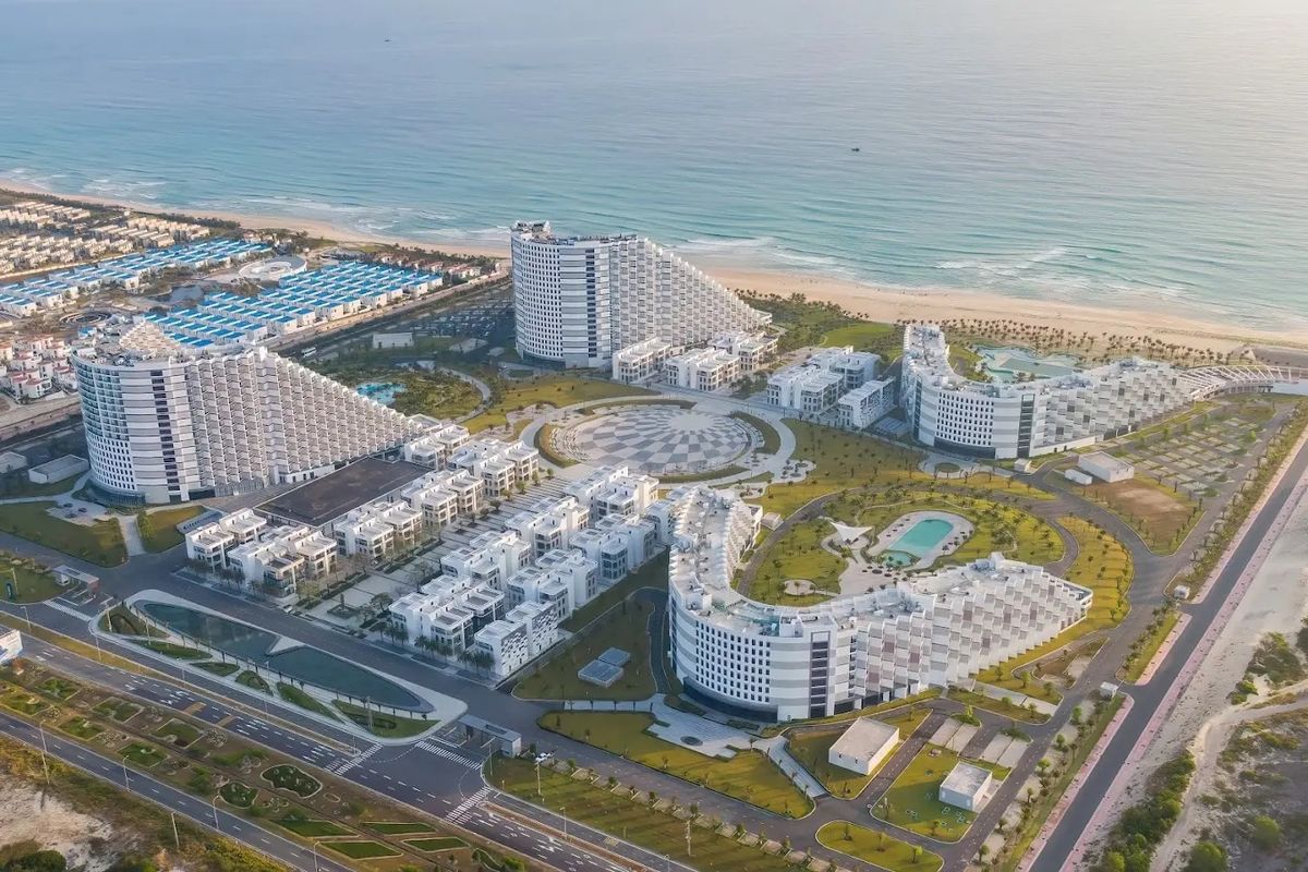 Курортный отель The Empyrean Cam Ranh Beach Resort фото 1