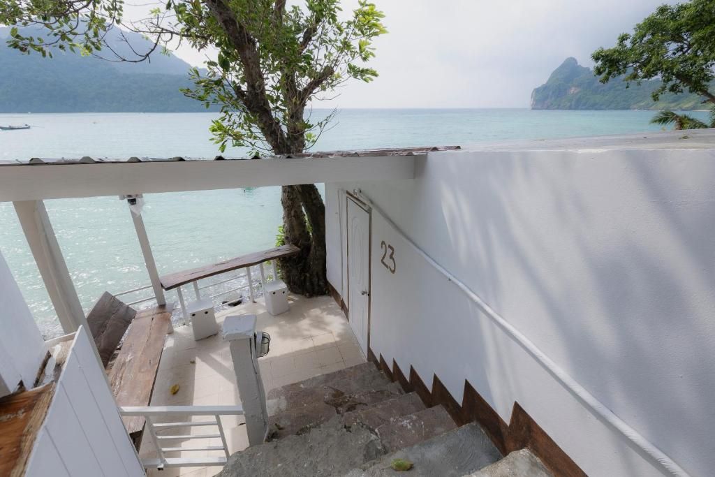 Phi Phi Cozy SeaFront Resort фото 40