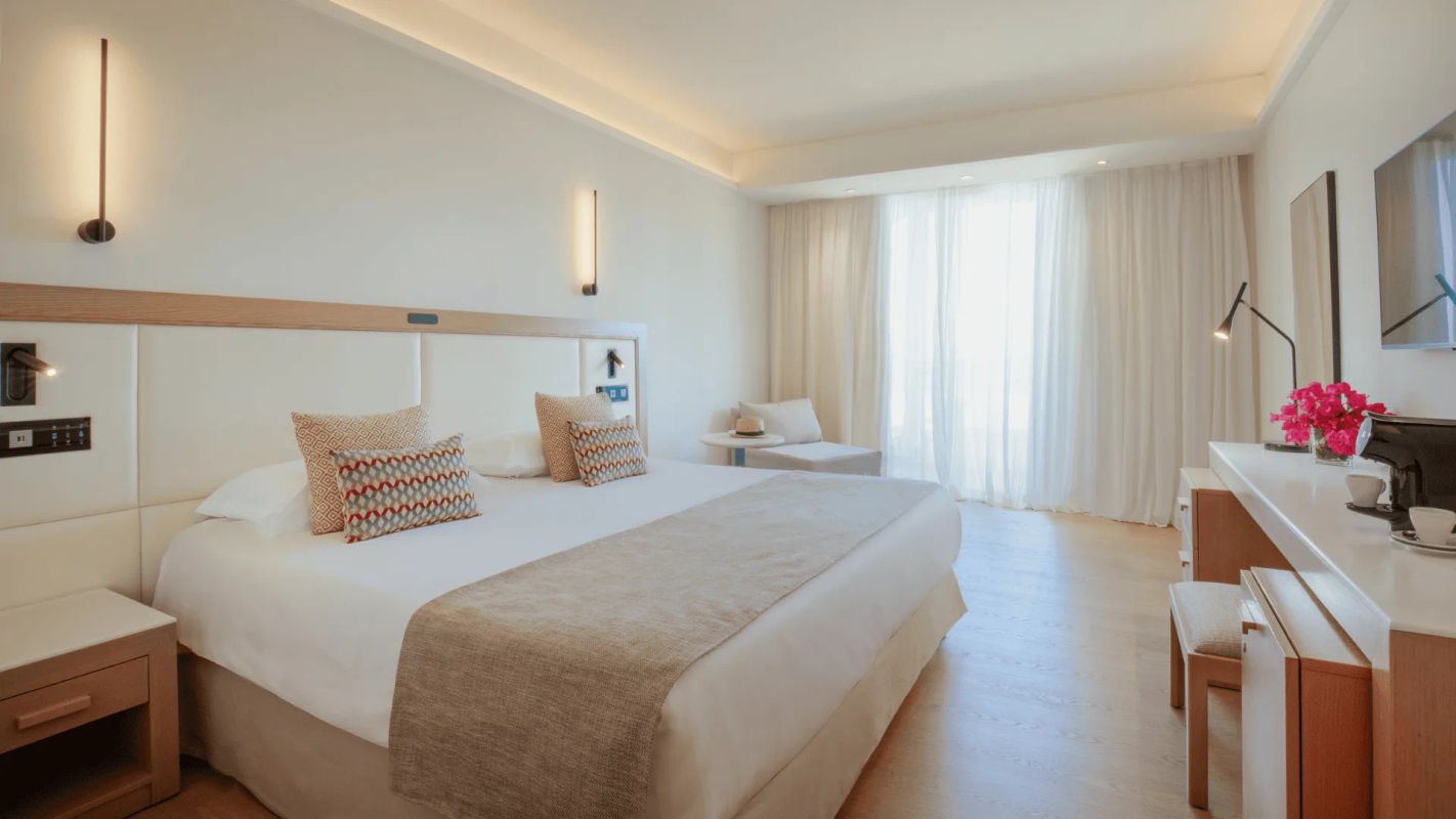 Golden Coast Beach Hotel фото 2