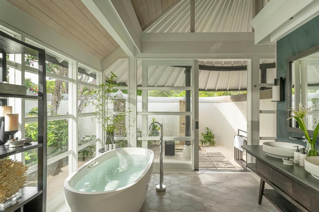 Four Seasons Resort Maldives at Kuda Huraa фото 39