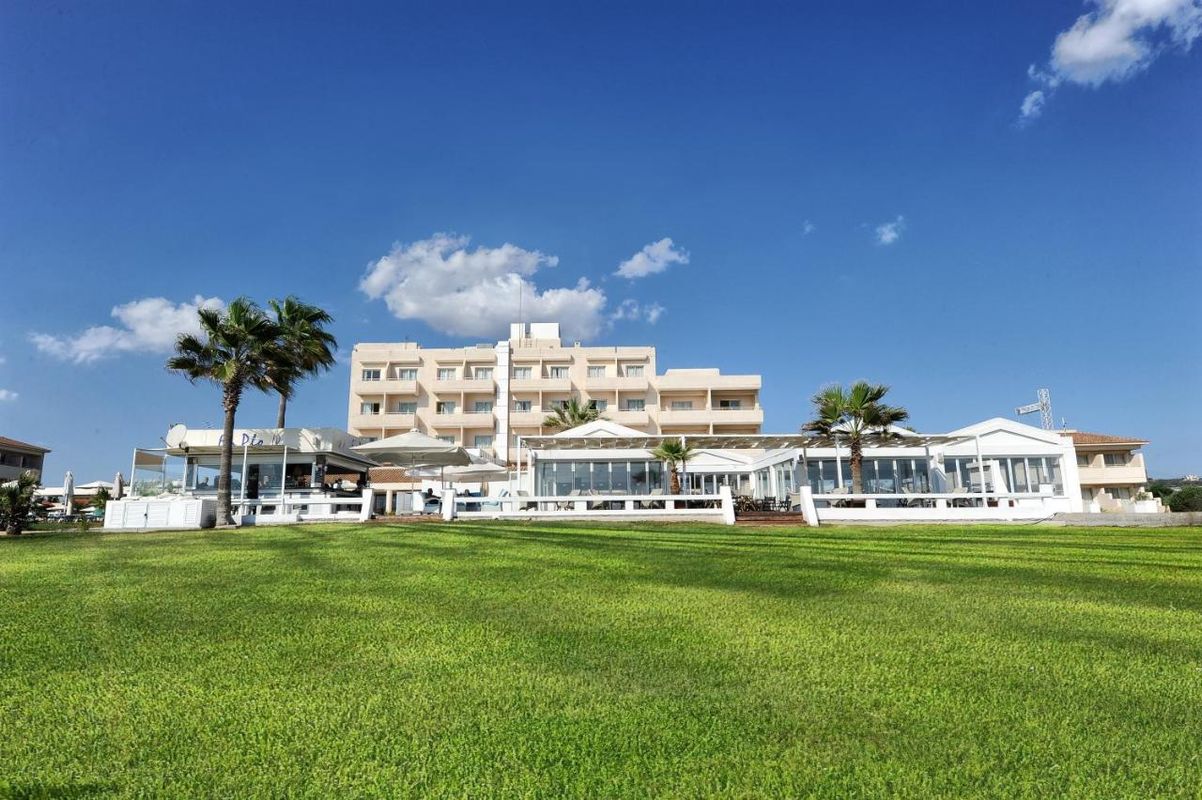 Pierre Anne Beach Hotel фото 1