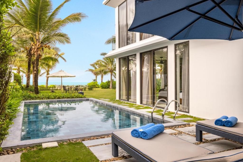 Wyndham Hoi An Royal Beachfront Resort & Villas фото 12