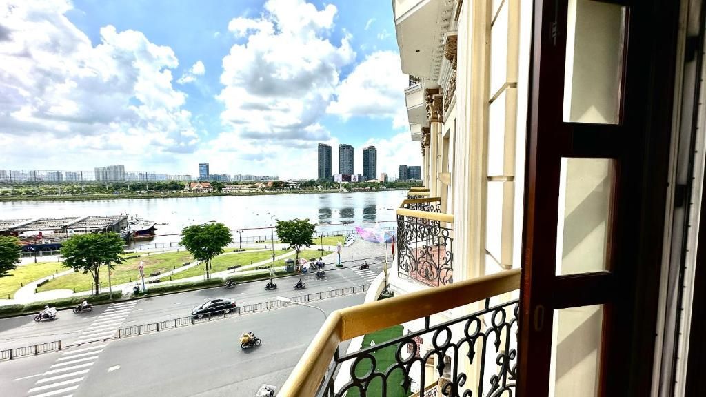 Hotel Majestic Saigon фото 33