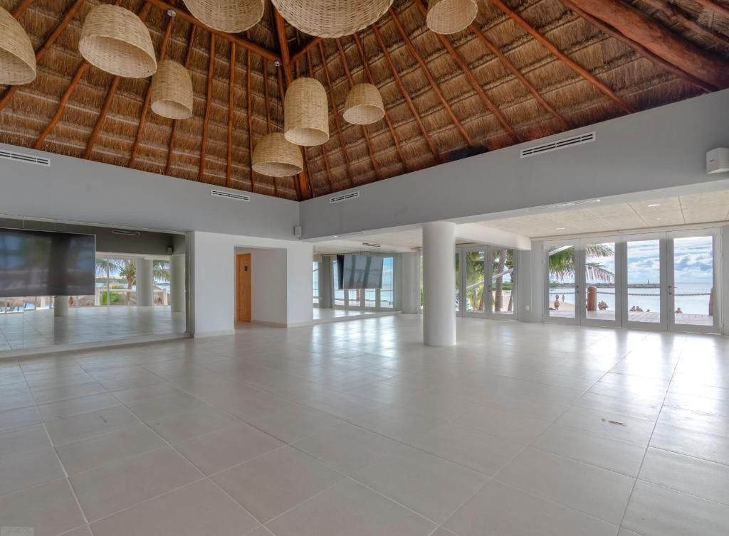 PA Beach Club & Hotel by GuruHotel фото 8