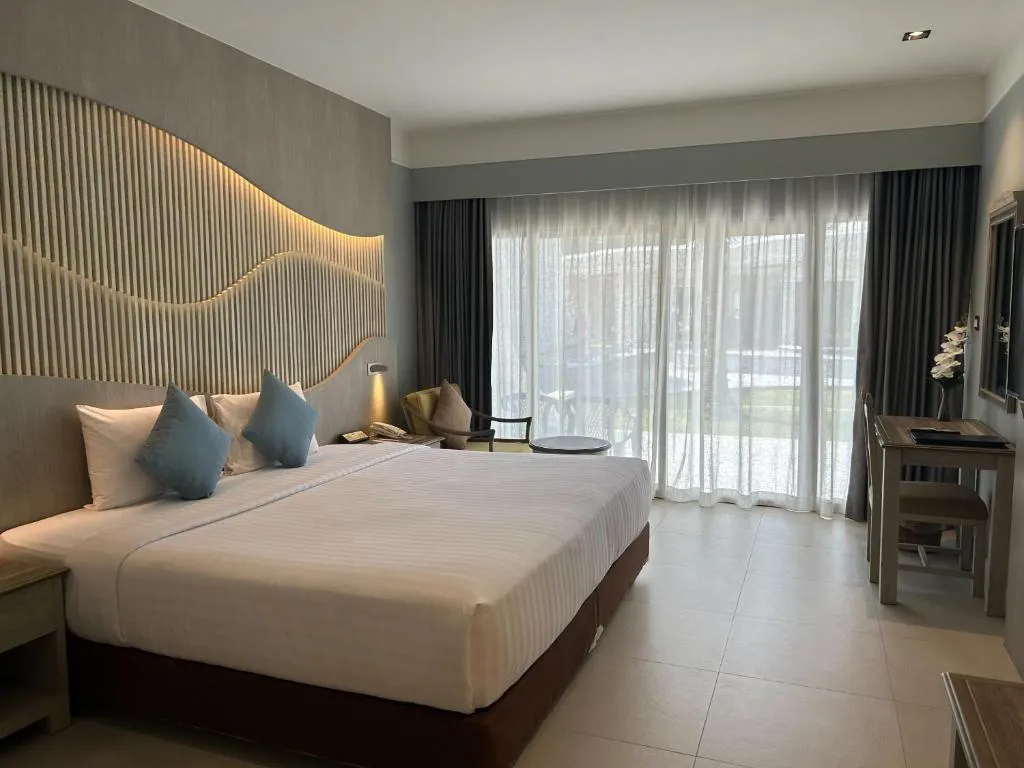 Amora Beach Resort Phuket фото 4