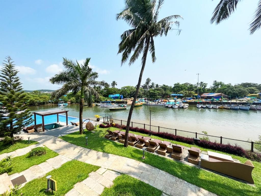 Acron Waterfront Resort фото 64