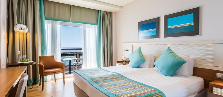 Фото отеля Crowne Plaza Limassol