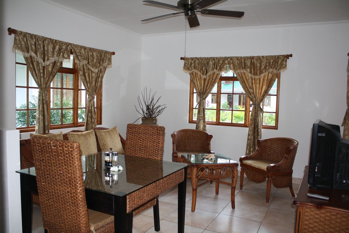 Le Surmer Self Catering Chalets фото 7