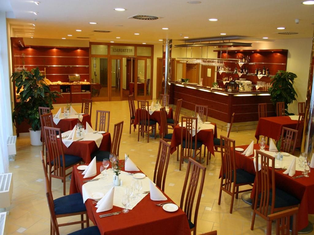 Ramada Airport Hotel Prague фото 58