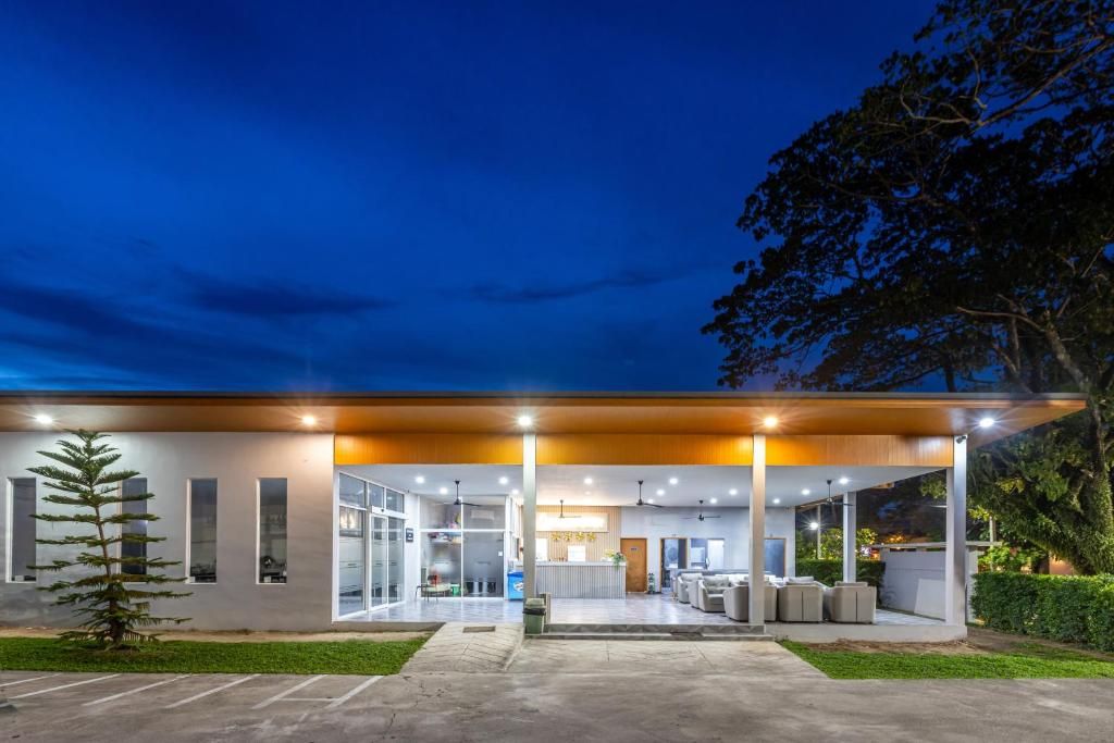 Andaman Sea Best Pool Access and Villas фото 30