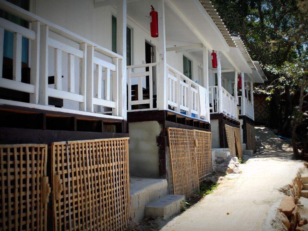 Phi Phi Cozy SeaFront Resort фото 24