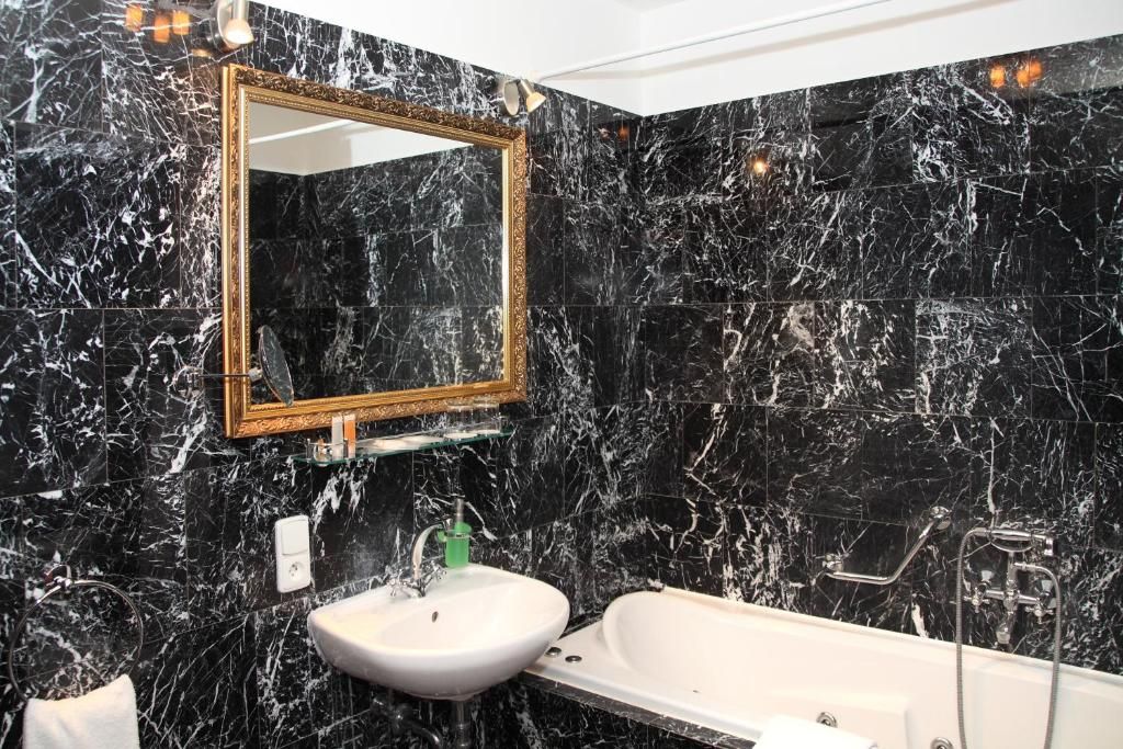 King Charles Boutique Residence фото 24