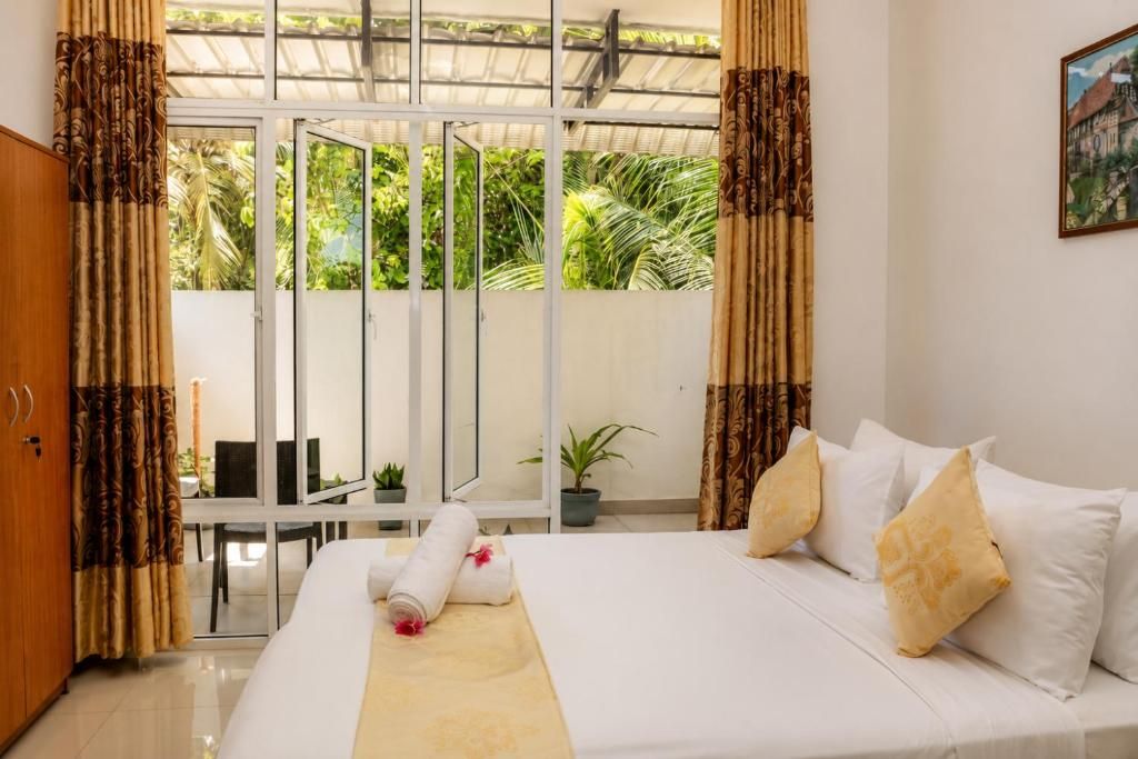 Queen's Beach Hotel фото 31