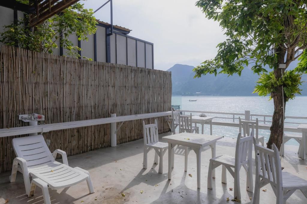 Phi Phi Cozy SeaFront Resort фото 45