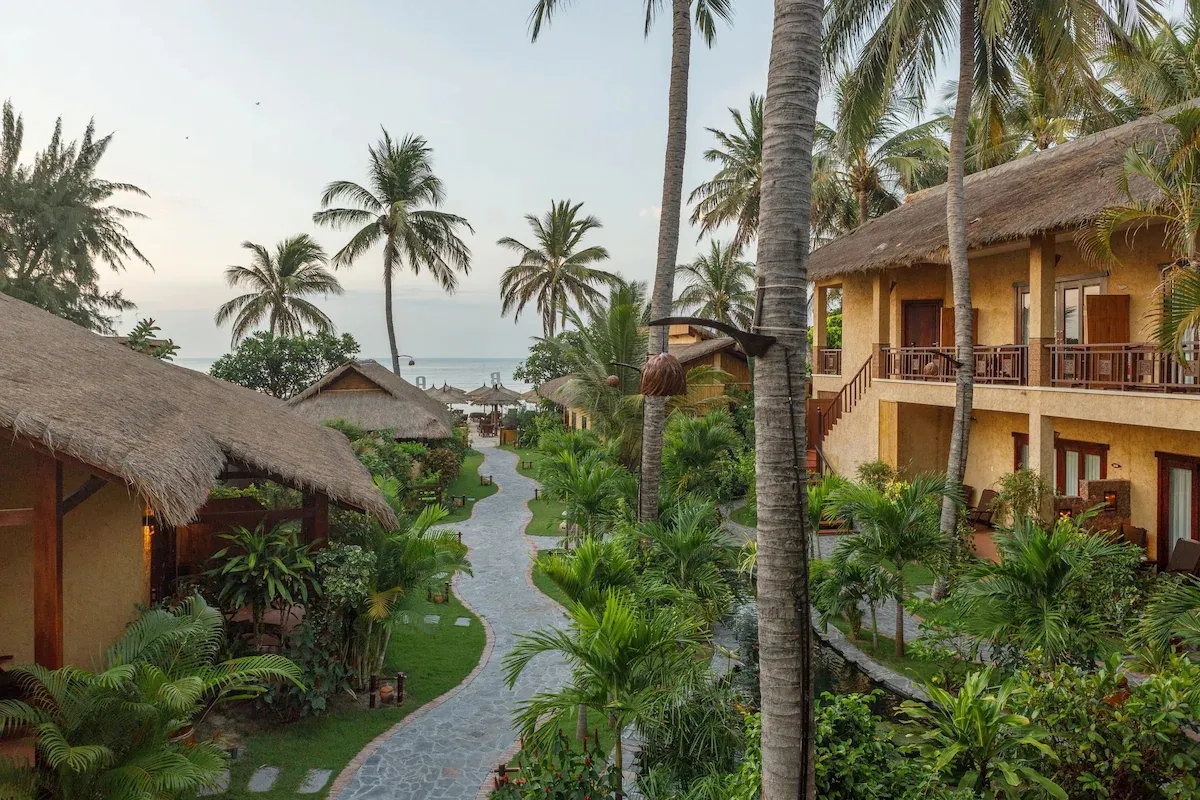Bamboo Village Beach Resort & Spa фото 2