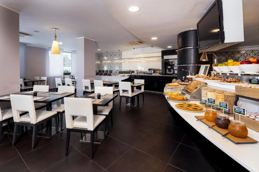 Holiday Inn Genoa City, an IHG Hotel фото 3
