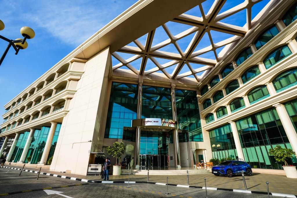 Mövenpick Grand Al Bustan фото 104