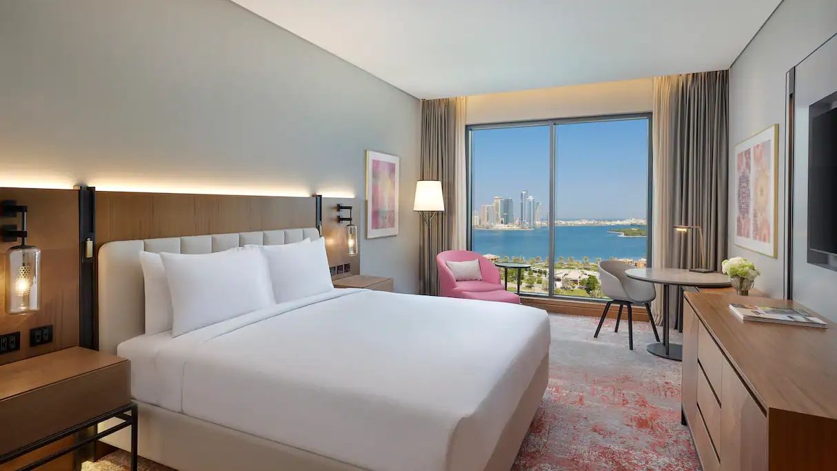DoubleTree by Hilton Sharjah Waterfront Hotel & Residences фото 1