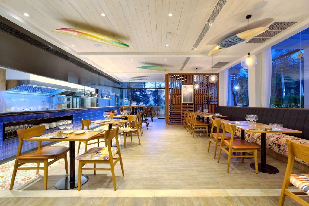 Outrigger Surin Beach Resort фото 49