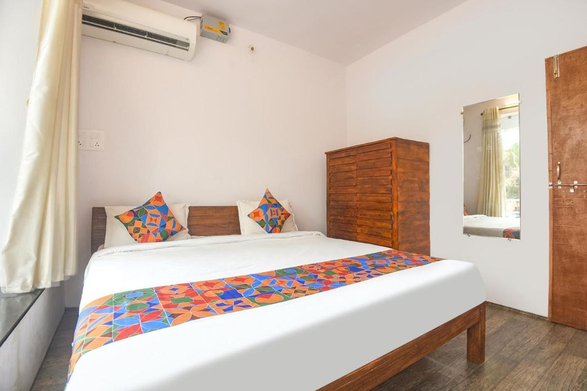 FabExpress Holiday Suites фото 5