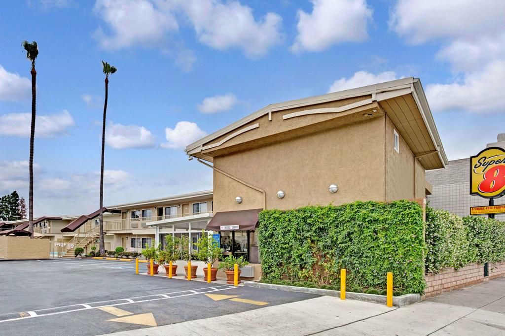 Super 8 by Wyndham Los Angeles-Culver City Area фото 0