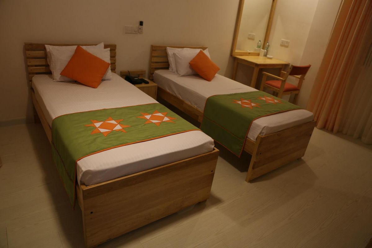 Yoho Hotel Apna фото 17