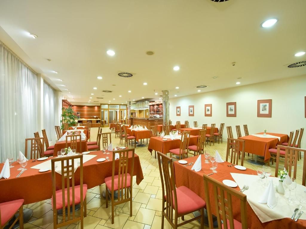 Ramada Airport Hotel Prague фото 54