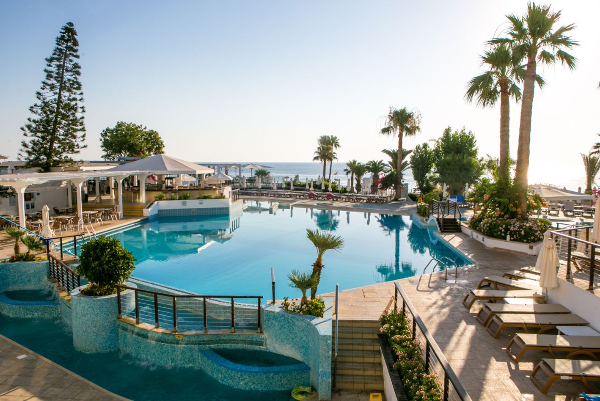 Golden Coast Beach Hotel фото 9