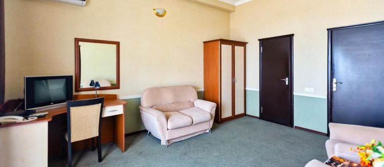 Фото отеля Diplomat Hotel