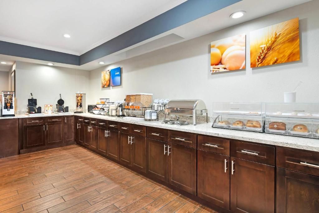 Comfort Inn & Suites Sacramento – University Area фото 24