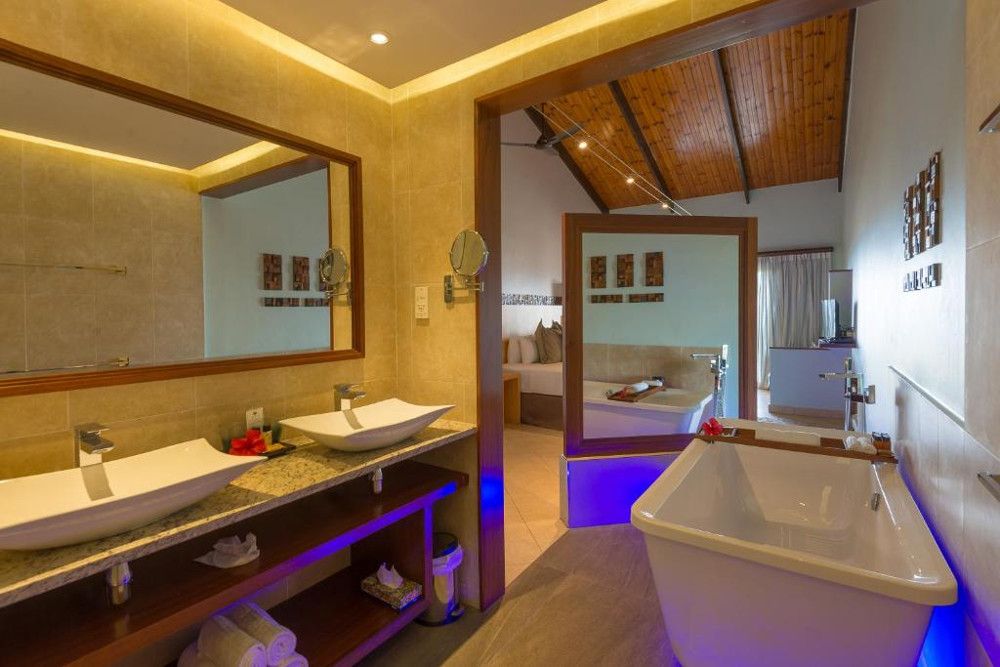 Coco De Mer & Black Parrot Suites фото 57