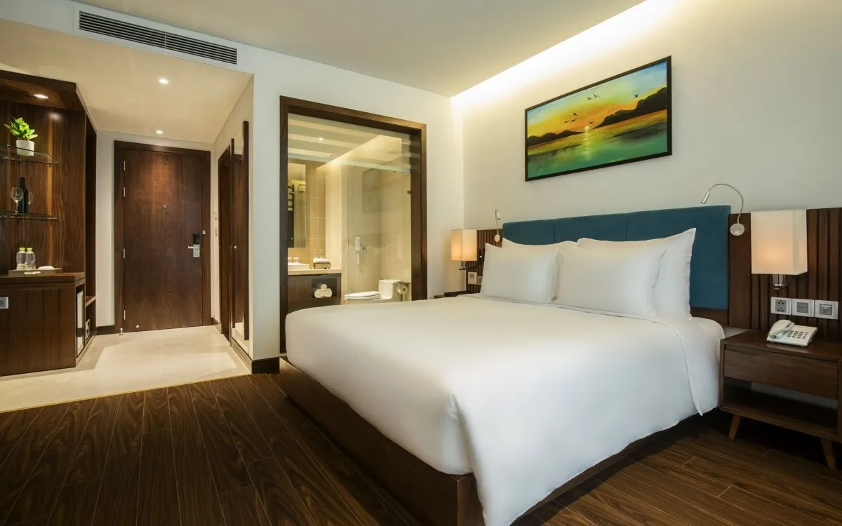 Maximilan Danang Beach Hotel фото 2