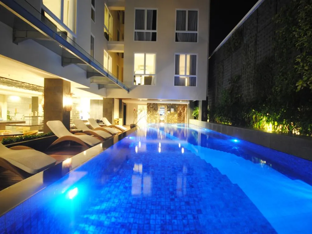 Solaris Hotel Kuta фото 0