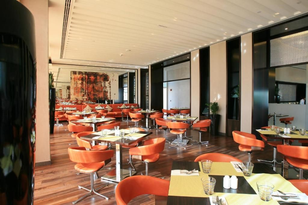 Yas Plaza Circuit фото 32