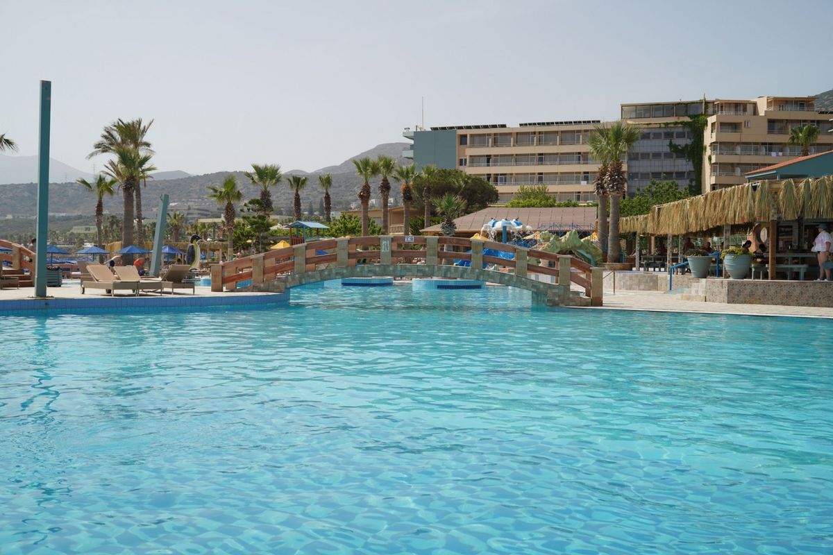 Eri Beach & Village Hotel фото 1
